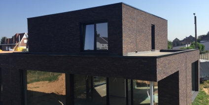 Exclusieve houtskeletbouw met gevelsteen en plat dak te Haaltert